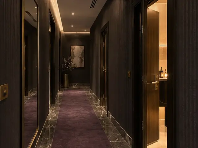 Mor halılı, loş salon koridoru — Dolapdere, Masaj Salonun